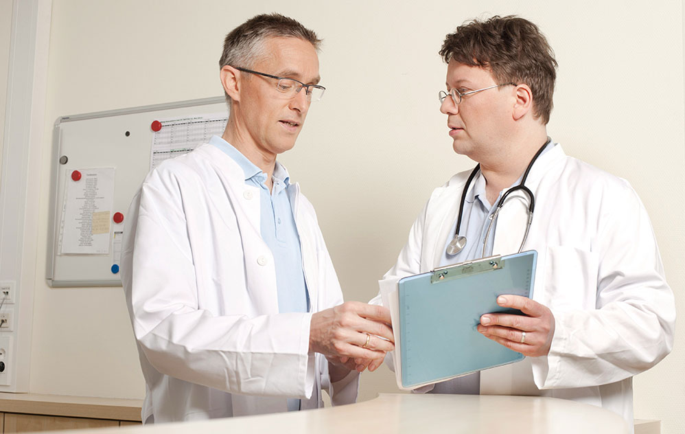 Das Bild zeigt zwei Ärzte in einer Beratung.
