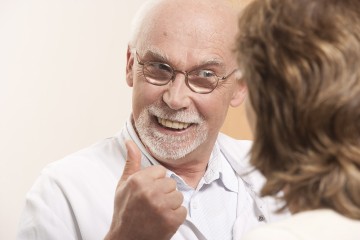 Arzt mit Patientin im Gespräch
