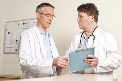 Das Bild zeigt zwei Ärzte im Gespräch.