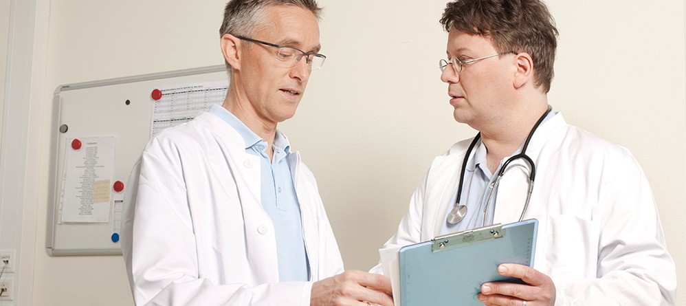 Das Bild zeigt zwei Ärzte im Gespräch.
