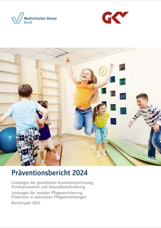 Titelbild des Präventionsberichtes 2024, auf dem Foto spielende Kinder in einem Therapieraum mit Sprossenwand